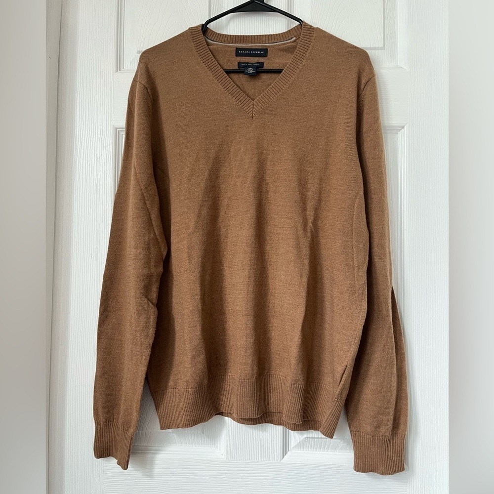 Banana Republic tan V-neck Sweater Extra Fine Merino Wool size L